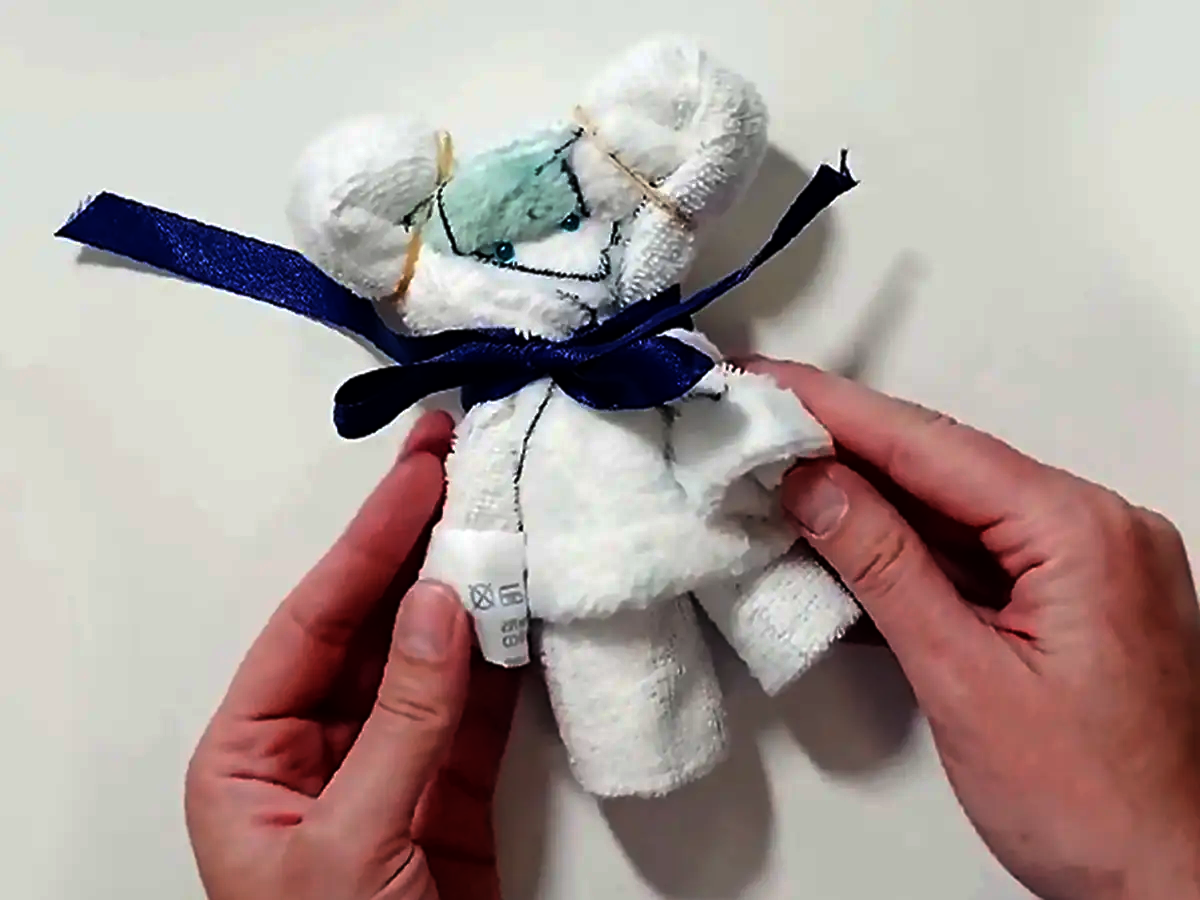 Verschenke ein persönlich gefaltetes Handtuch, mit individuellem Design in Form eines Bären