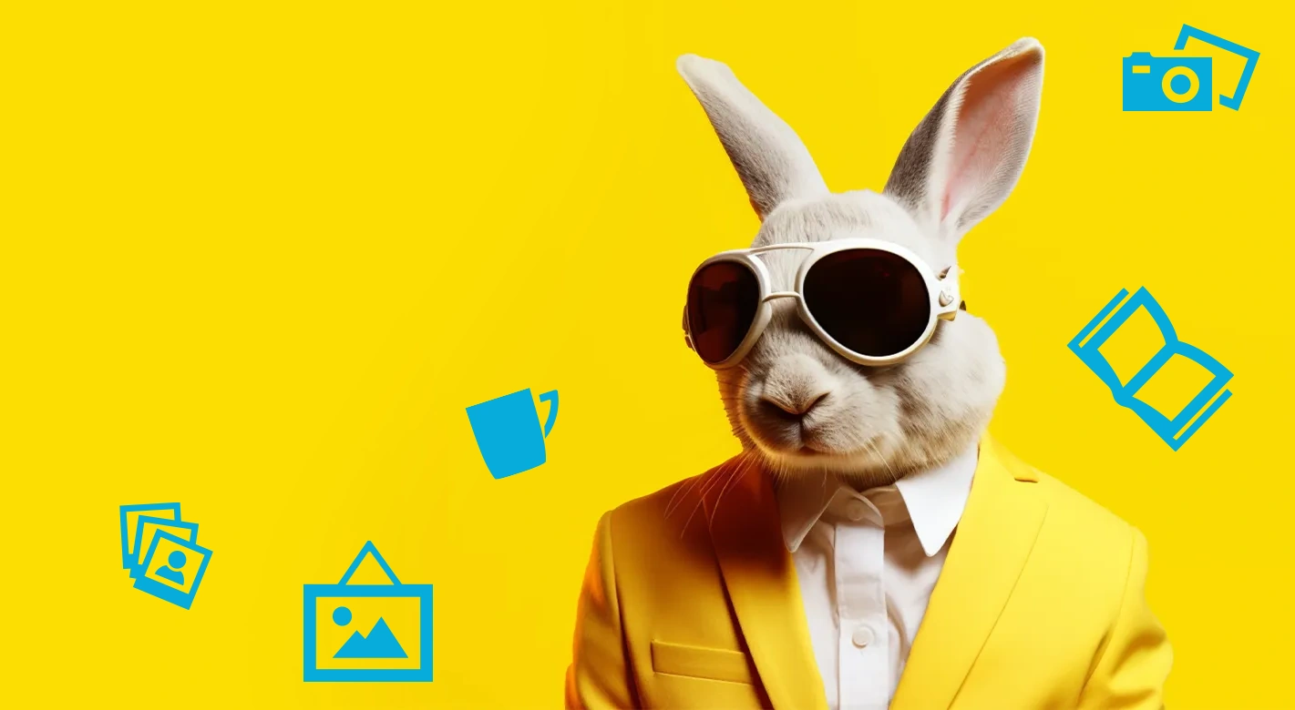Osterhase mit Sonnenbrille und gelbem Anzug vor gelbem Hintergrund mit Symbolen für Fotobuch, Fotos und Fotogeschenke.