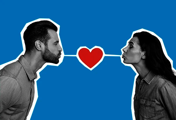 Valentinstag Fotogeschenke für Paare: Mann und Frau küssen sich über ein rotes Herzsymbol vor blauem Hintergrund, romantisches Motiv für persönliche Fotogeschenke.
