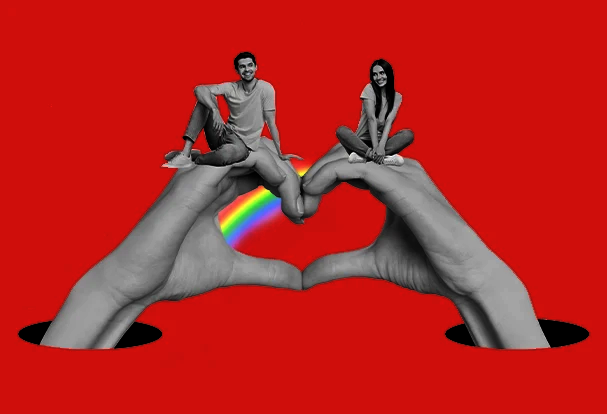 Valentinstag Fotogeschenke mit kreativem Paarmotiv: Mann und Frau sitzen auf Händen, die ein Herz formen, vor rotem Hintergrund als Symbol für Liebe und Verbundenheit.