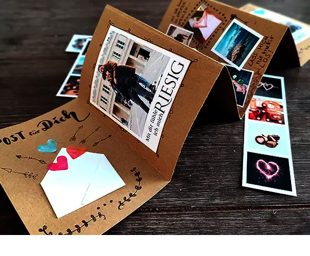 DIY Leporello Fotogeschenk mit persönlichen Fotos, handgeschriebenen Botschaften und Herzmotiven – kreatives Valentinstagsgeschenk aus Papier auf Holztisch