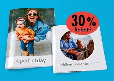 Zwei ORWO Fotohefte mit Familienfotos auf dem Cover und 30 Prozent Rabatt vor blauem Hintergrund