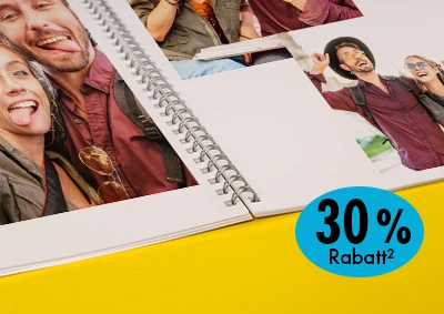 ORWO Ringbuch mit Spiralbindung, mehreren eingeklebten Fotos und 30 Prozent Rabatt auf gelbem Hintergrund