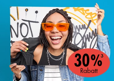 Junge Frau hält eine rahmenlose ORWO Fotoleinwand mit individuellem Motiv – hochwertiger Leinwanddruck als stilvolle Wanddekoration mit 30 % Rabatt.