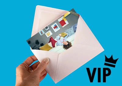 Eine Hand hält einen Briefumschlag, gefüllt mit einem kunterbunten Bild und dem Hinweis zum VIP Newsletterzugang