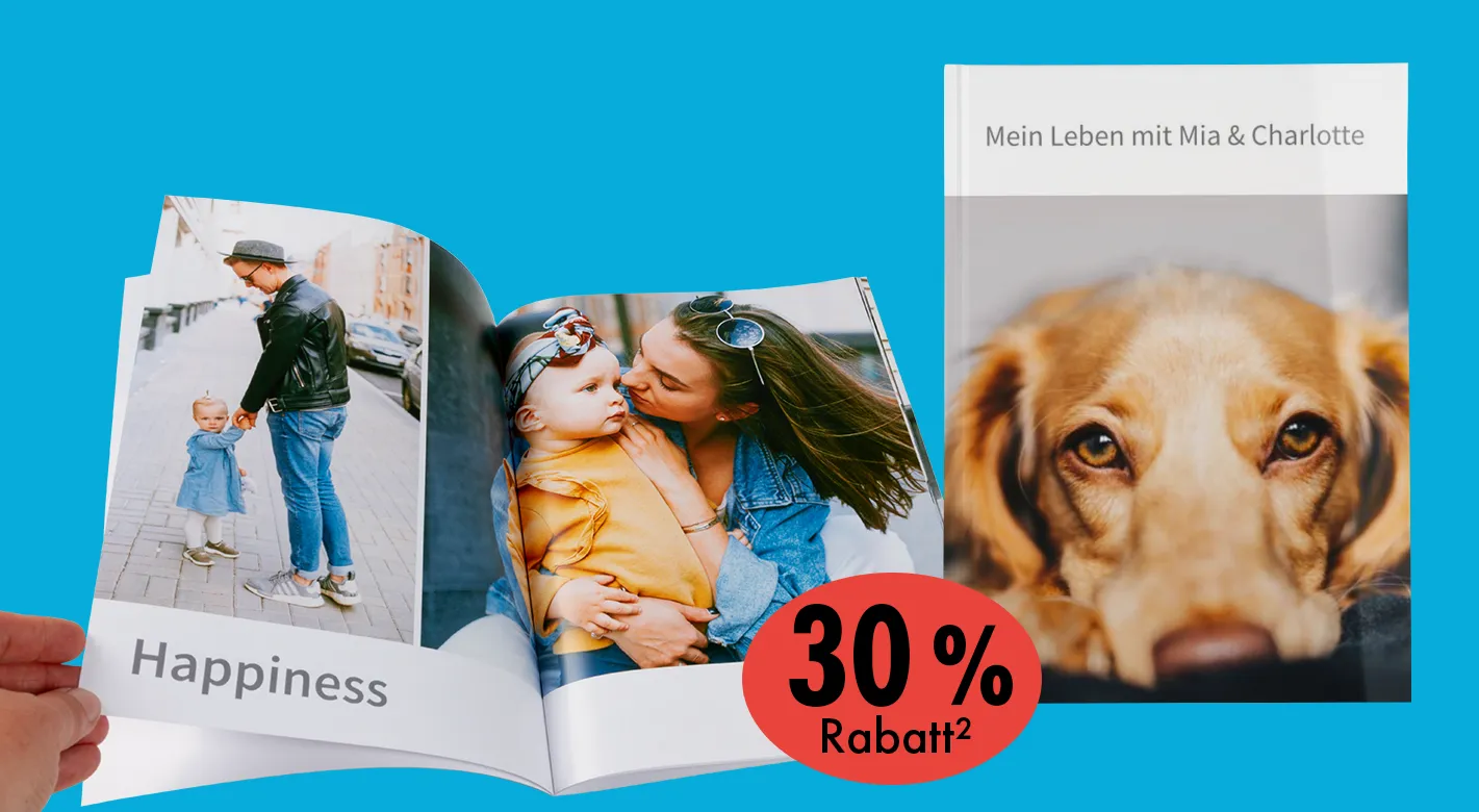 Aufgeschlagenes Fotobuch mit Familienfotos von Mutter und Kind sowie Fotobuch mit Hundefoto auf dem Cover, beworben mit 30 Prozent Rabatt