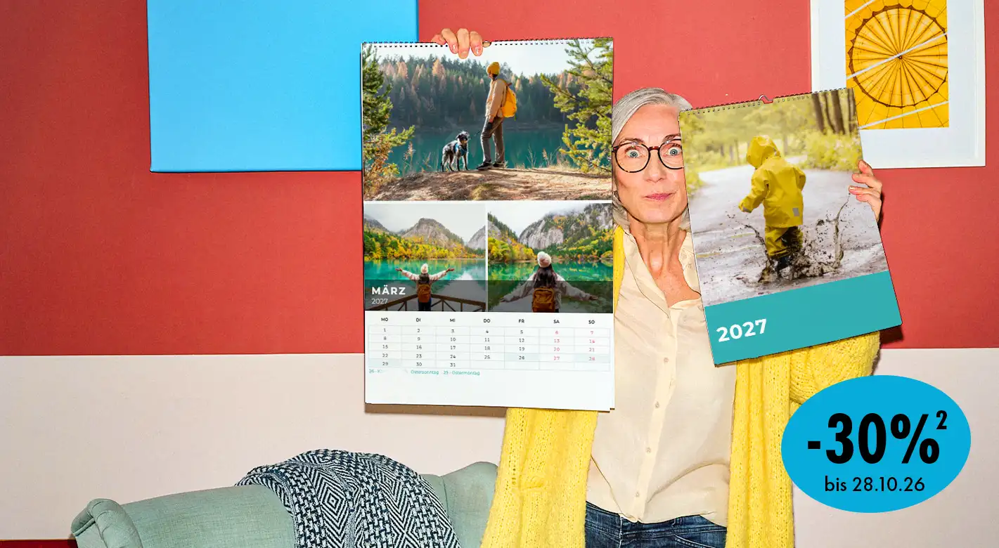 Frau präsentiert personalisierte Fotokalender als Fotoprodukte von ORWO