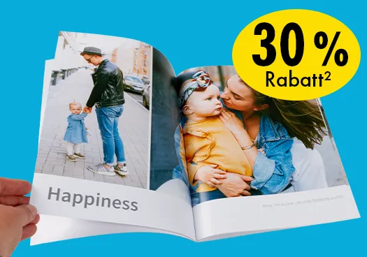 Aufgeschlagenes ORWO Fotobuch mit Familienfotos von Vater, Mutter und Kind sowie 30 Prozent Rabatt auf blauem Hintergrund