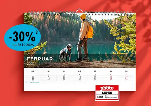 Fotokalender mit persönlichem Reisefoto von Wanderer und Hund am Bergsee