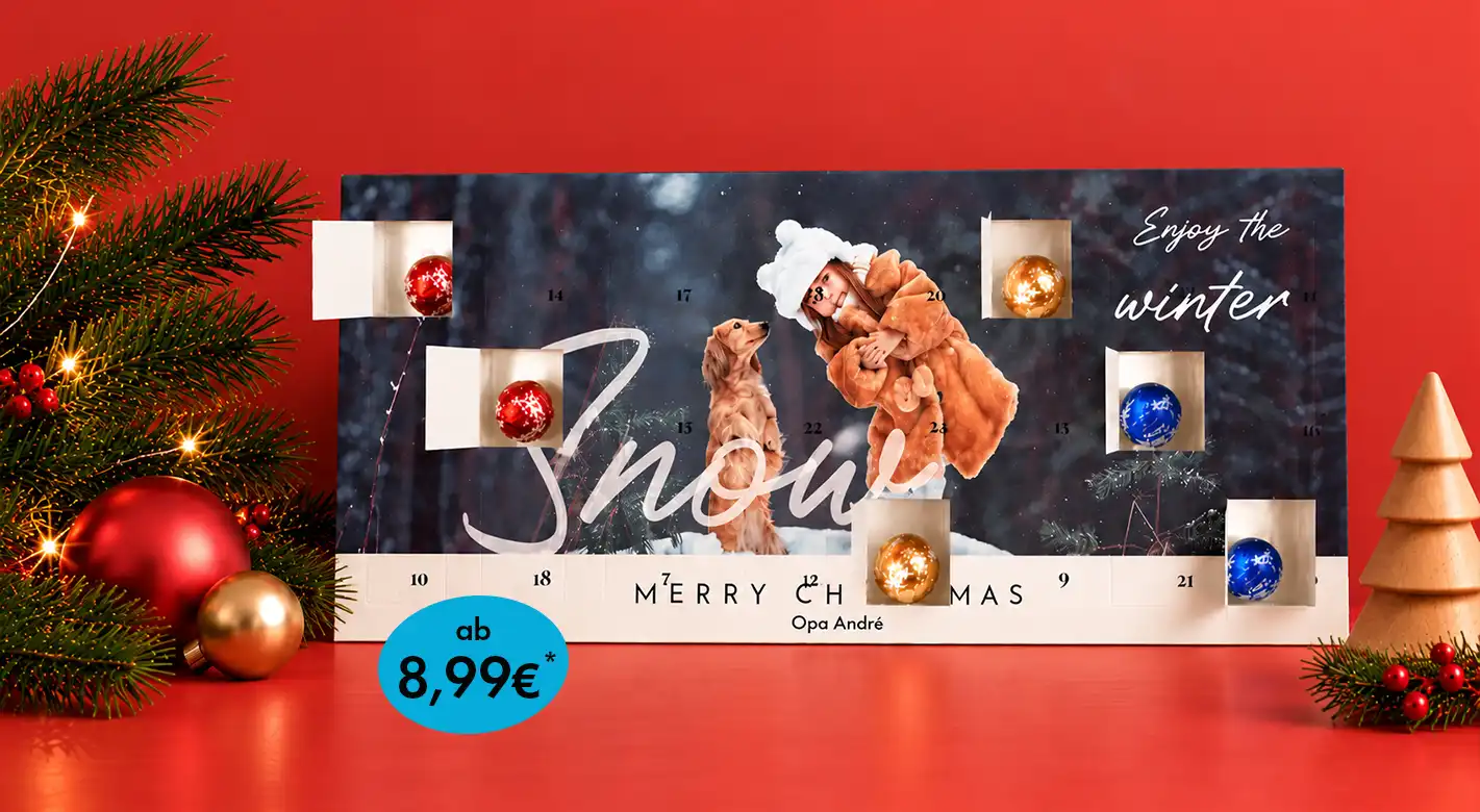 Personalisierter Adventskalender von ORWO mit Winterfoto und Weihnachtskugeln in geöffneten Türchen