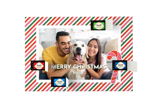 Personalisierter Foto-Adventskalender mit Paar und Hund, Weihnachtsdesign und geöffneten Schokoladentürchen