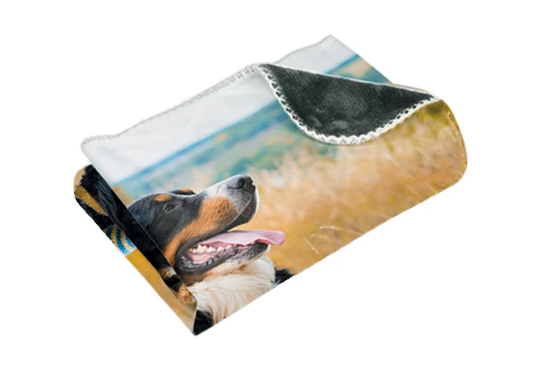 Weiche personalisierte Foto-Kuscheldecke mit großem Hundemotiv auf weißem Hintergrund