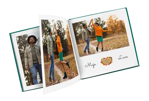 Aufgeschlagenes Fotobuch mit persönlichen Herbstfotos eines Paares beim Spaziergang im Wald