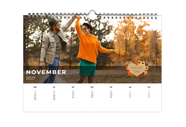 Personalisierter Wandkalender für November 2027 mit Herbstfoto eines tanzenden Paares im Wald