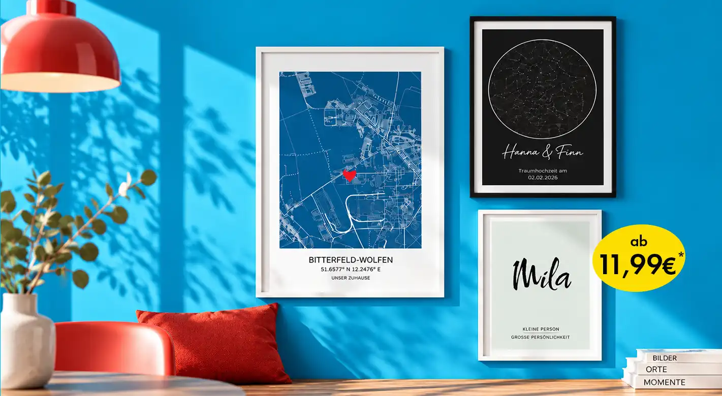 Personalisierte Poster von ORWO mit Stadtplan, Sternenhimmel und Namensmotiv an einer blauen Wand