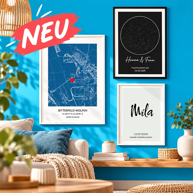 Drei personalisierte Fotoprodukte mit Stadtplan, Sternenhimmel und Namensposter in Bilderrahmen an einer blauen Wohnzimmerwand