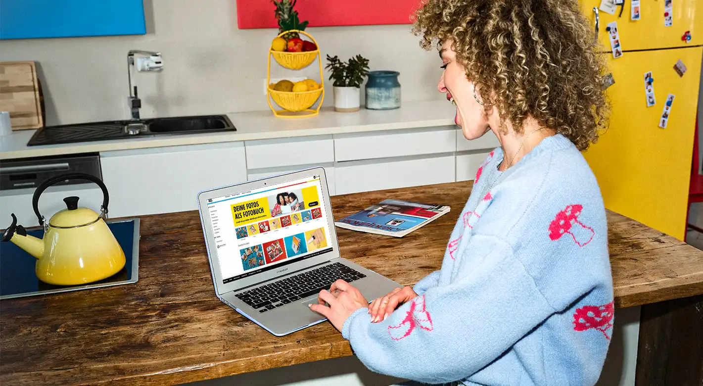 Frau arbeitet am Laptop mit dem ORWO Foto Designer